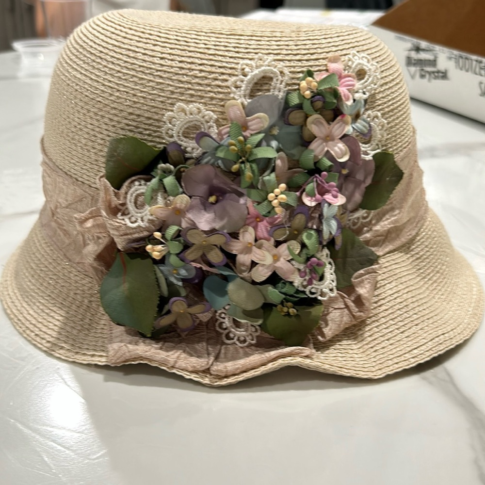 Sherels cream hat with flower decal barely worn great condition